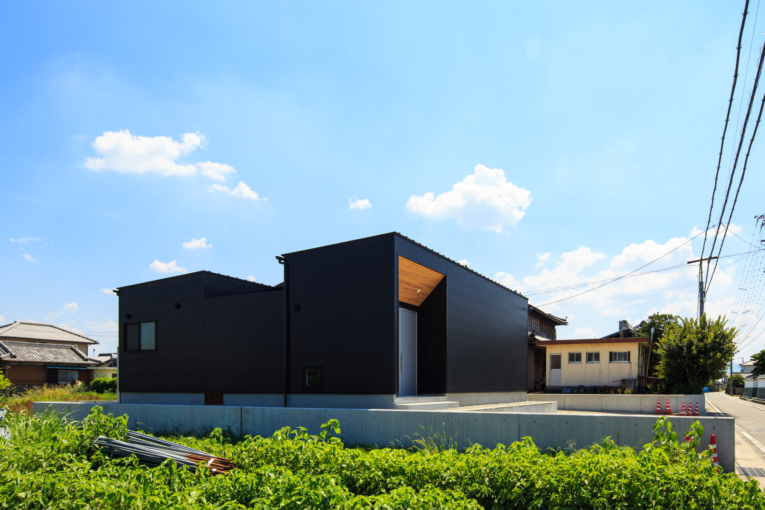 「黒い外観と中庭が生むプライバシー空間。白と木が広がる明るいLDKが魅力のシンプルモダン平屋」